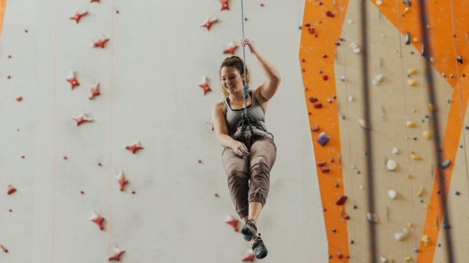 ロープクライミング（スピードクライミング）を終えて降りる女性